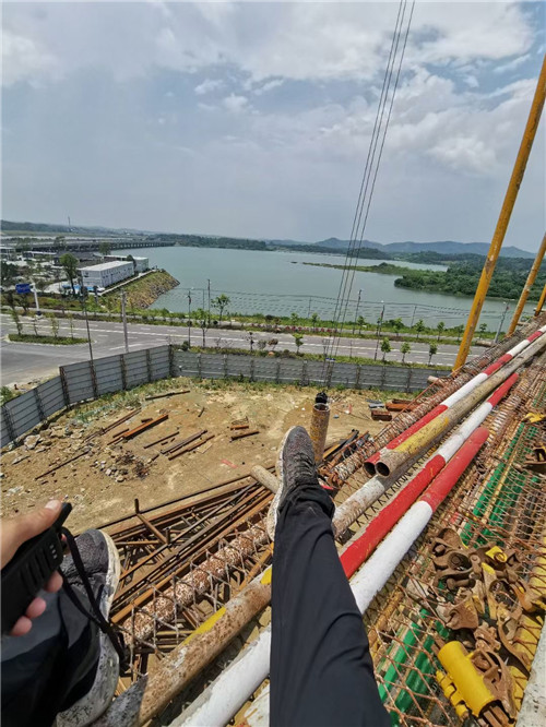 新建区作业中发生设备损坏或人员意外，责任怎么划分？