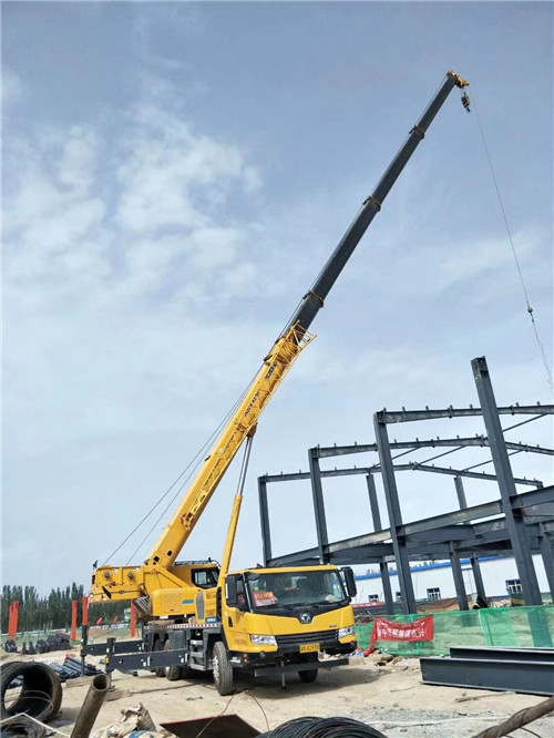 新建区超高层建筑钢结构吊装案例